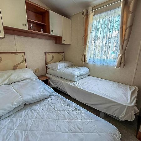 Superb Caravan With Decking And Free Wifi At Naze Marine Park Ref 17236C Уолтон-он-Наз Экстерьер фото
