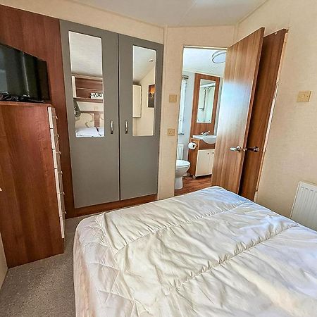Superb Caravan With Decking And Free Wifi At Naze Marine Park Ref 17236C Уолтон-он-Наз Экстерьер фото