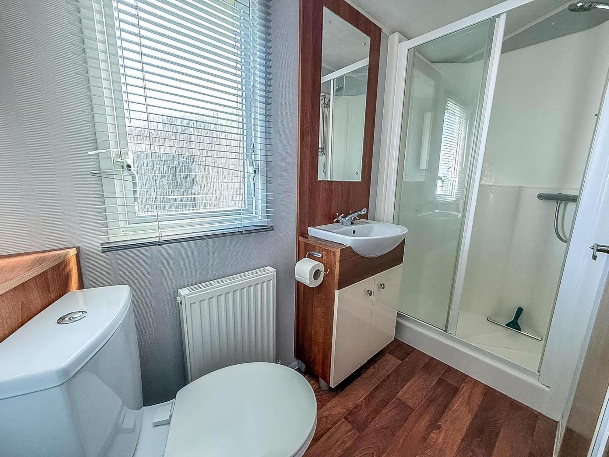 Superb Caravan With Decking And Free Wifi At Naze Marine Park Ref 17236C Уолтон-он-Наз Экстерьер фото