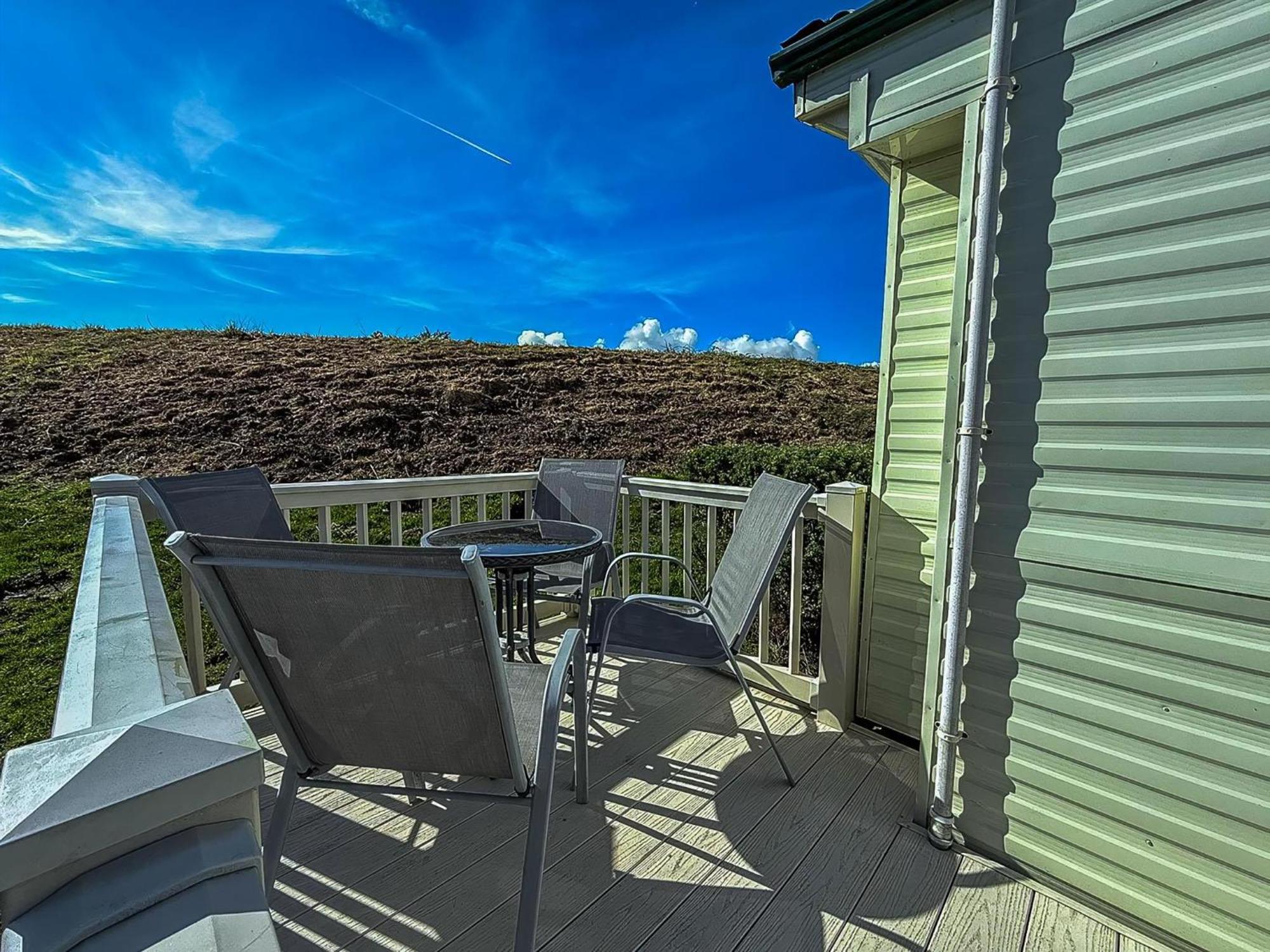 Superb Caravan With Decking And Free Wifi At Naze Marine Park Ref 17236C Уолтон-он-Наз Экстерьер фото