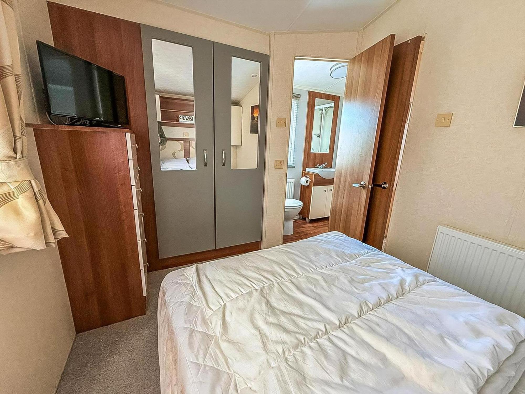 Superb Caravan With Decking And Free Wifi At Naze Marine Park Ref 17236C Уолтон-он-Наз Экстерьер фото