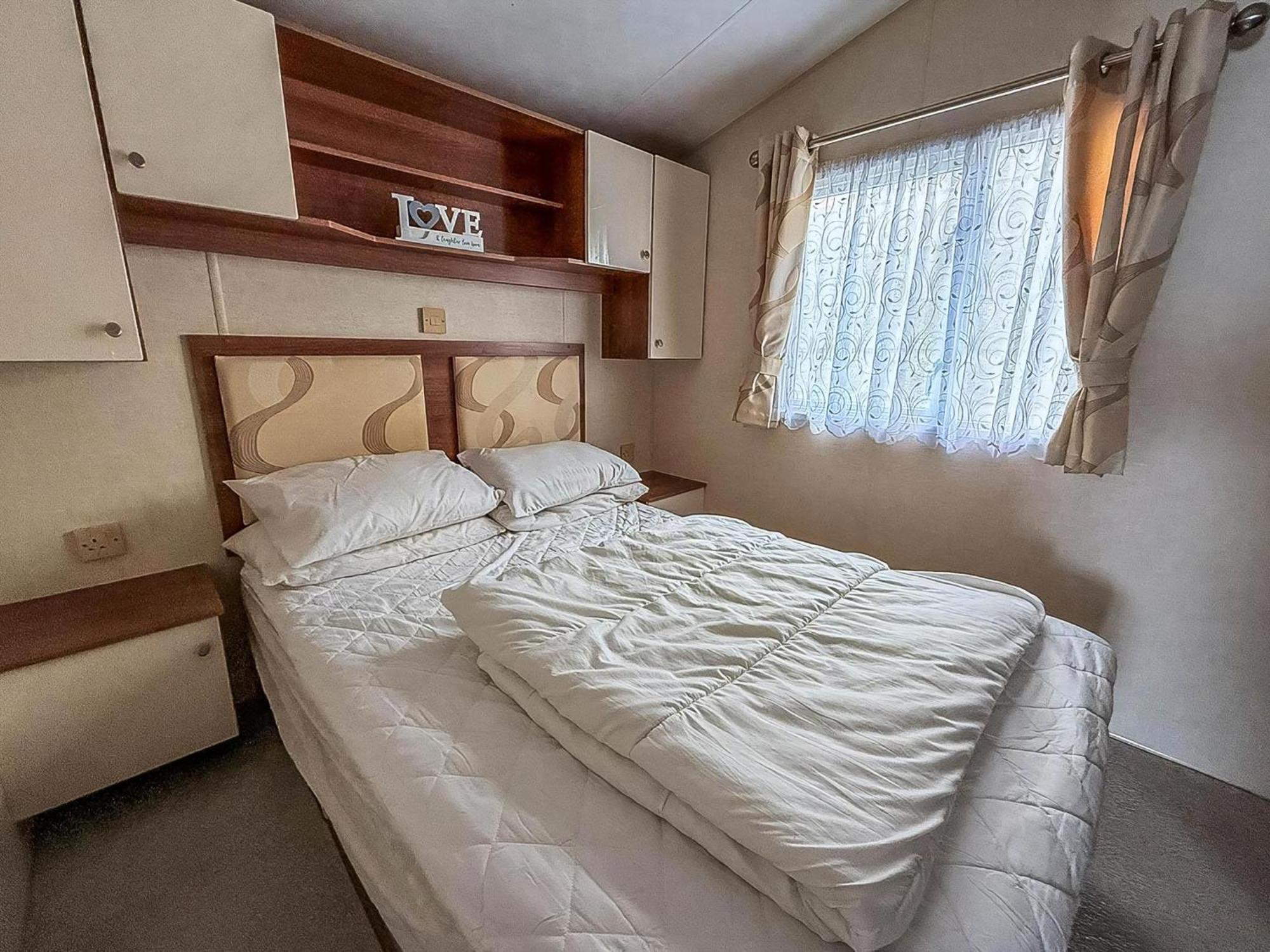 Superb Caravan With Decking And Free Wifi At Naze Marine Park Ref 17236C Уолтон-он-Наз Экстерьер фото