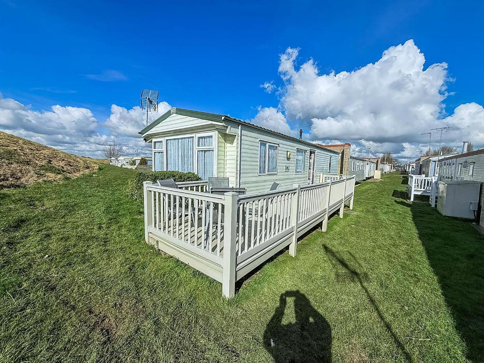 Superb Caravan With Decking And Free Wifi At Naze Marine Park Ref 17236C Уолтон-он-Наз Экстерьер фото
