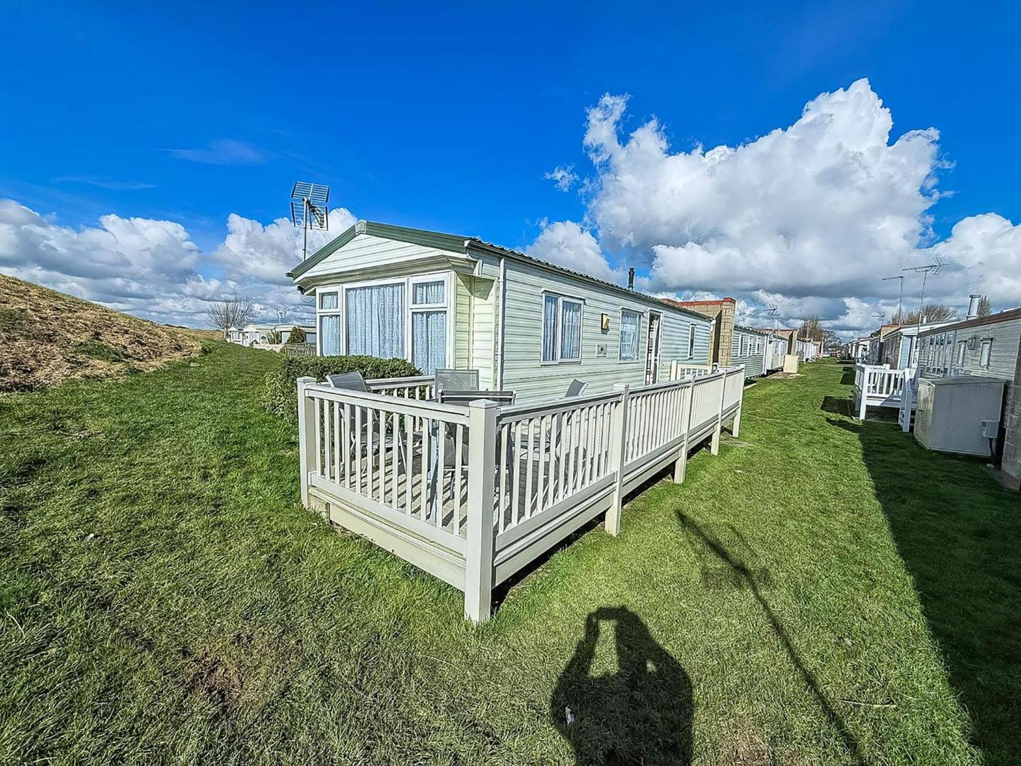Superb Caravan With Decking And Free Wifi At Naze Marine Park Ref 17236C Уолтон-он-Наз Экстерьер фото