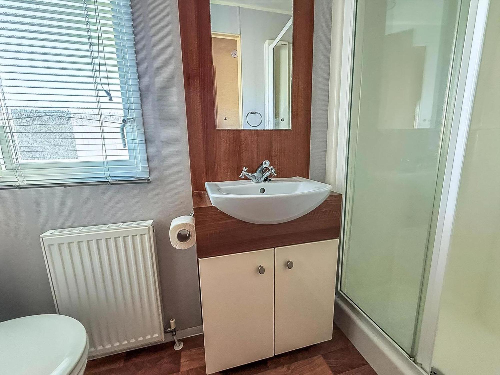 Superb Caravan With Decking And Free Wifi At Naze Marine Park Ref 17236C Уолтон-он-Наз Экстерьер фото