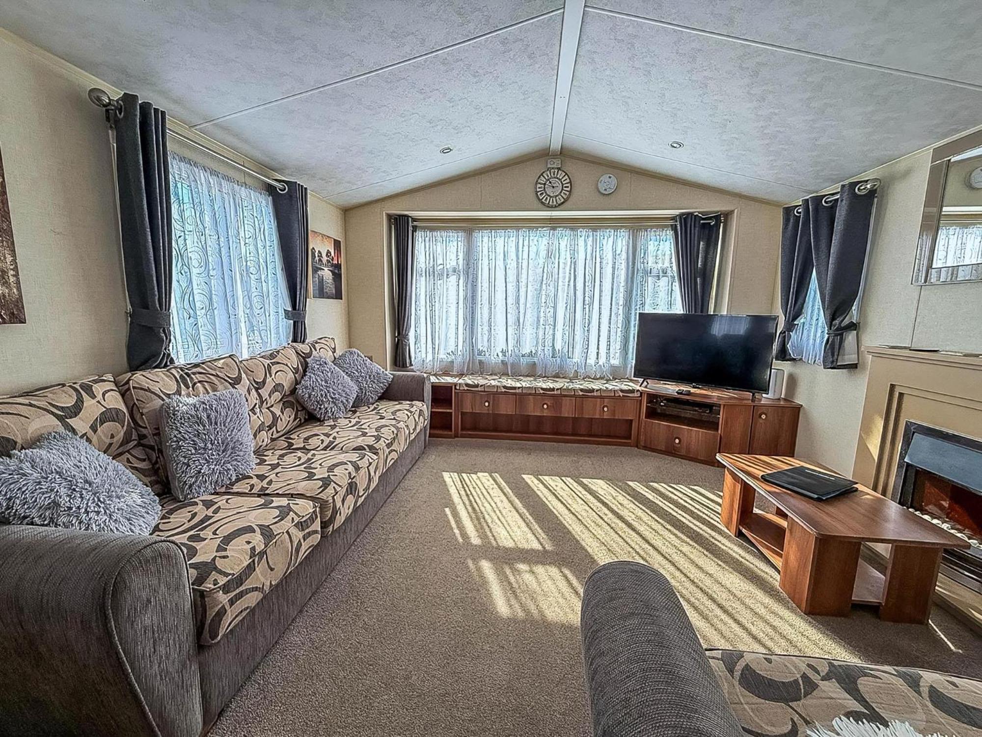 Superb Caravan With Decking And Free Wifi At Naze Marine Park Ref 17236C Уолтон-он-Наз Экстерьер фото
