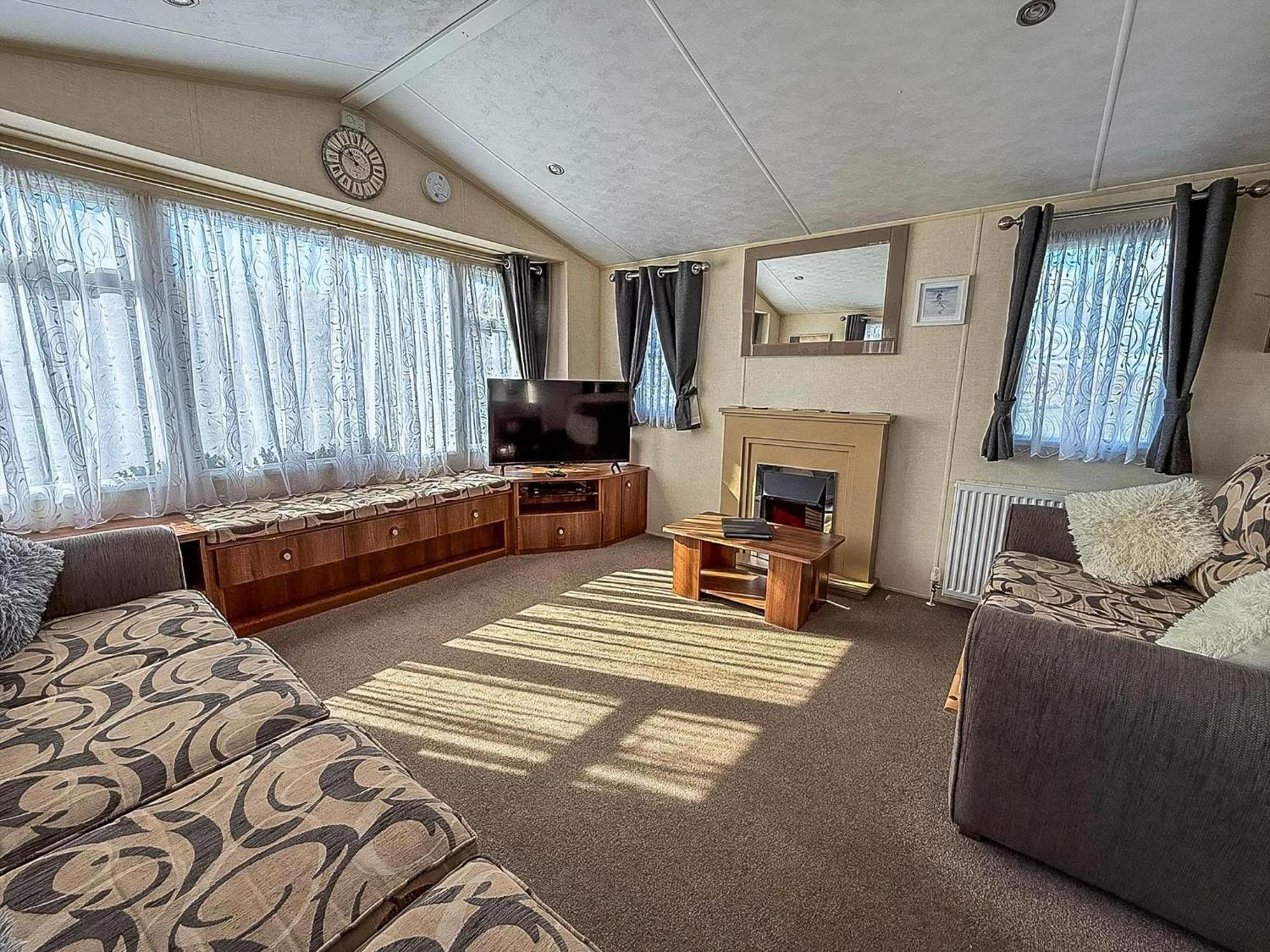 Superb Caravan With Decking And Free Wifi At Naze Marine Park Ref 17236C Уолтон-он-Наз Экстерьер фото