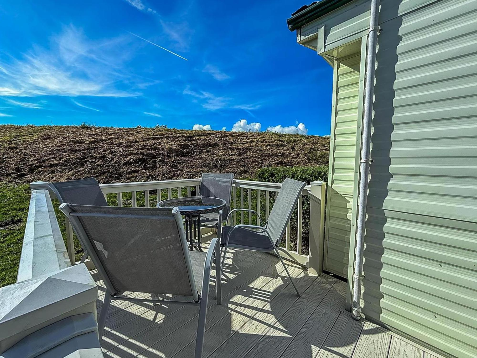 Superb Caravan With Decking And Free Wifi At Naze Marine Park Ref 17236C Уолтон-он-Наз Экстерьер фото