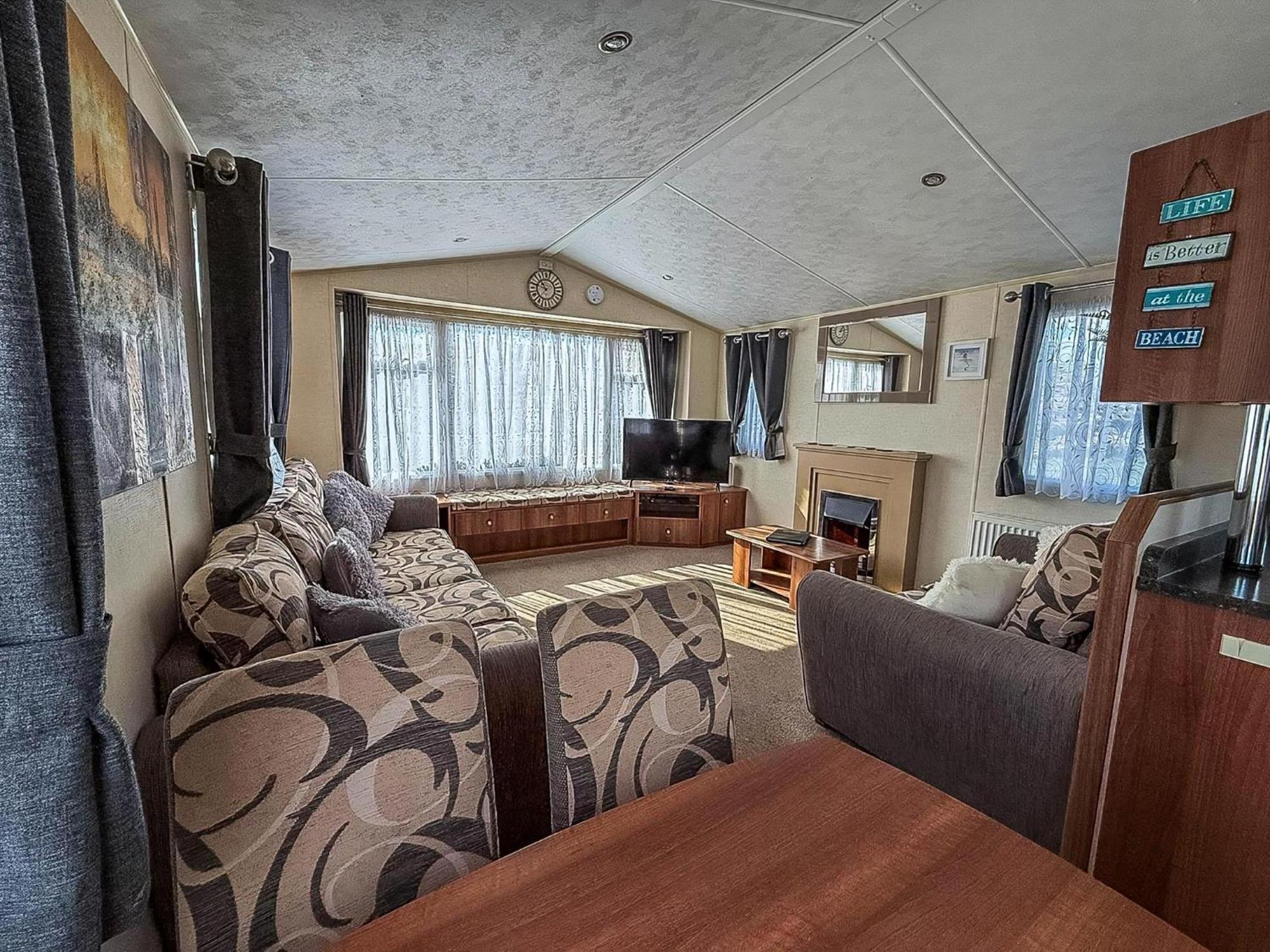 Superb Caravan With Decking And Free Wifi At Naze Marine Park Ref 17236C Уолтон-он-Наз Экстерьер фото