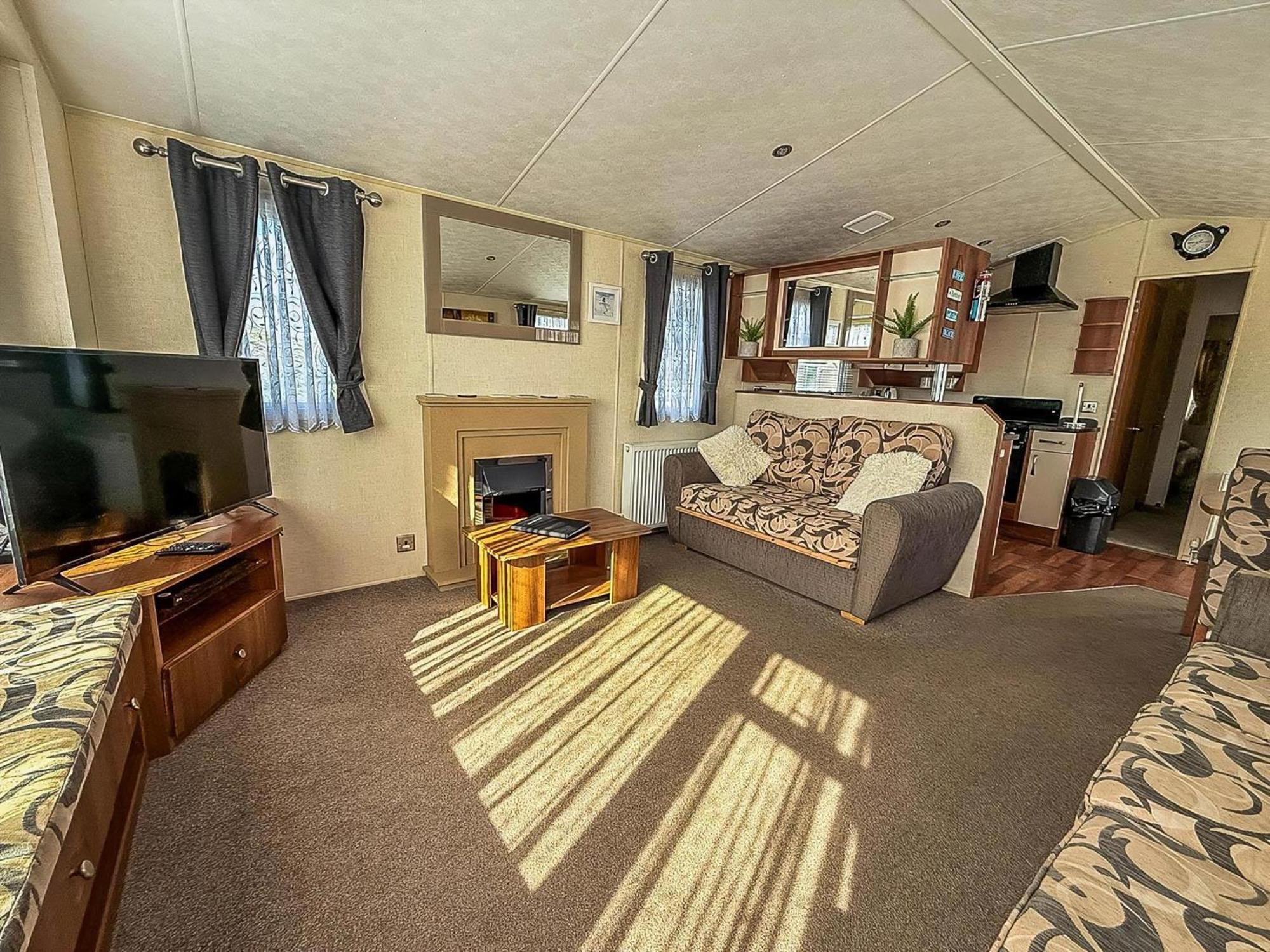 Superb Caravan With Decking And Free Wifi At Naze Marine Park Ref 17236C Уолтон-он-Наз Экстерьер фото